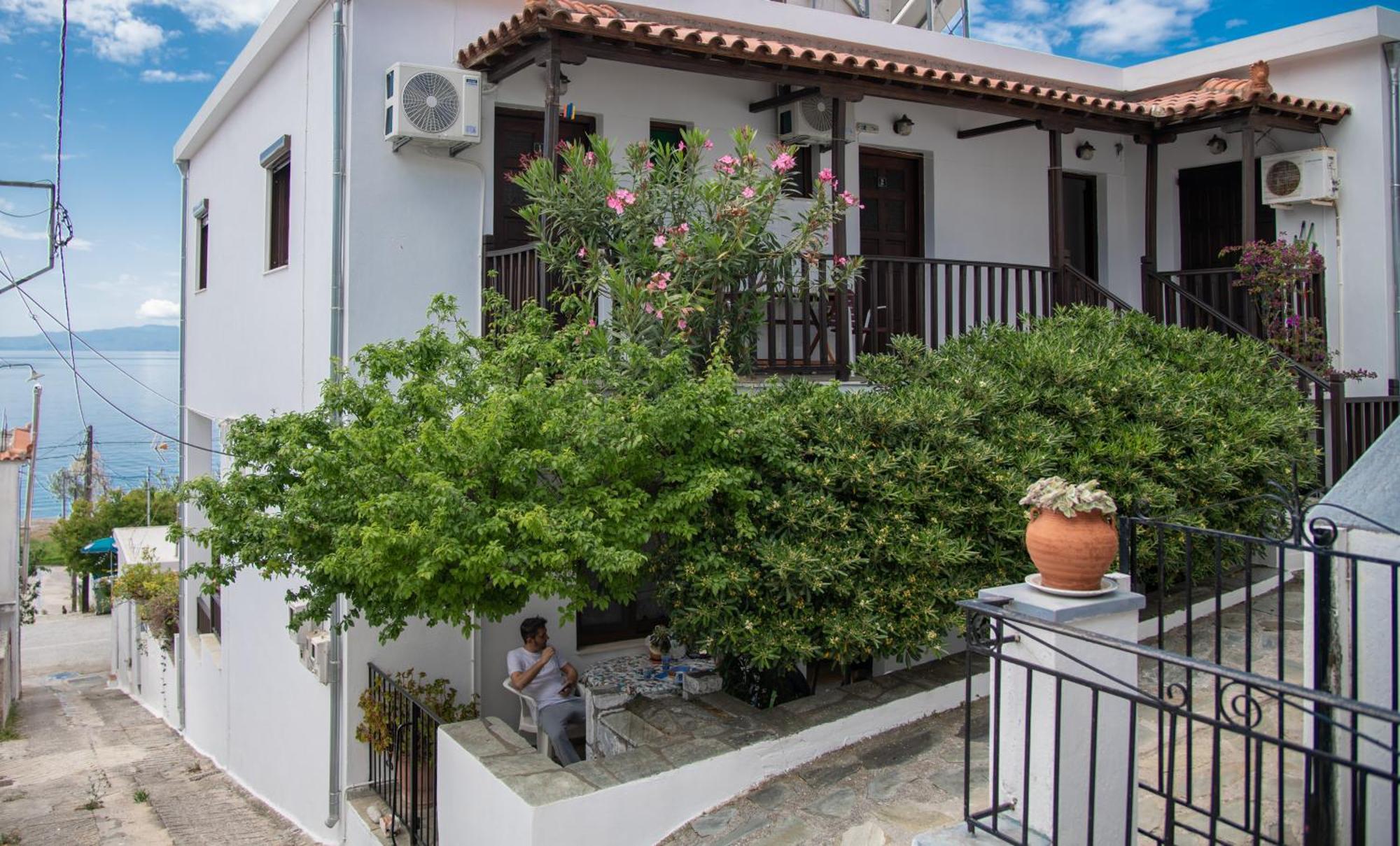 Lilian Beachfront Apartments Néo Klíma Kültér fotó